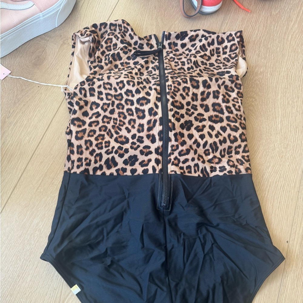 One piece Summersalt bathing-suit with built in bra. Never worn